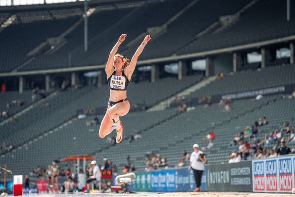 Sarah-Michelle Kudla (SCC Berlin) im Dreisprung waehrend der deutschen Leichtathletik-Meisterschaften im Olympiastadion am 25.06.2022 in Berlin